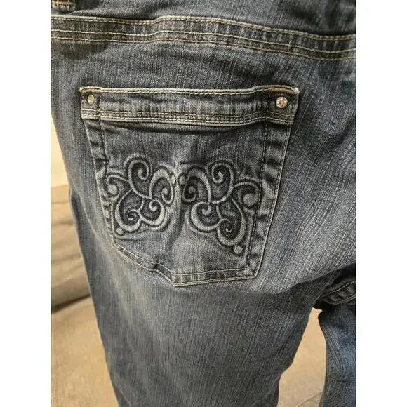 White House Black Market Denim Capri Shorts - Size 6 - Picture 4 of 4